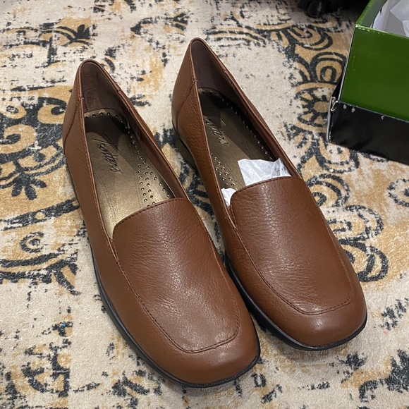 Trotters Classic Brown Loafers - Picture 1 of 6